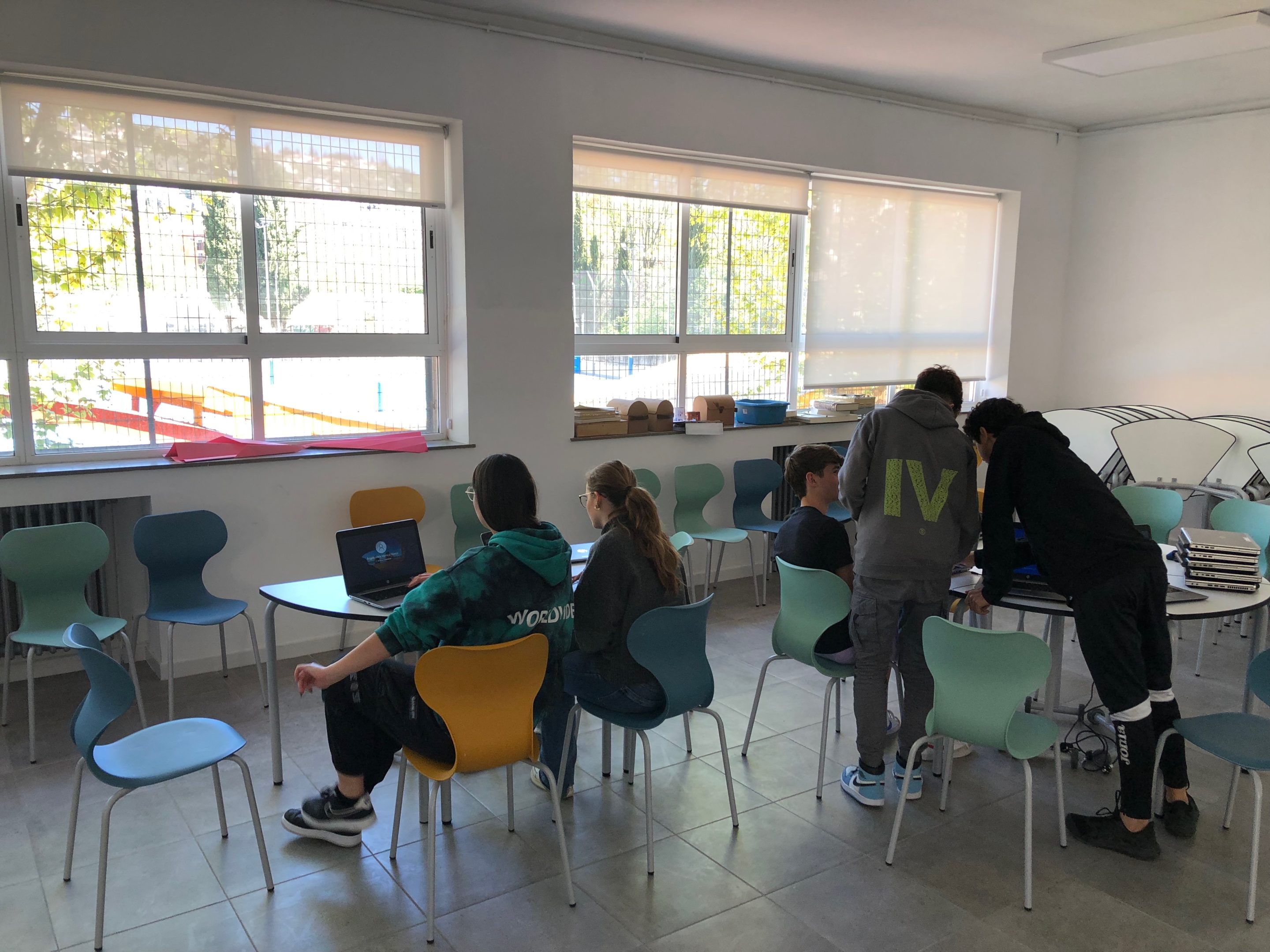 Instalación de portátiles para el aula de proyectos de Escolapios Granada Genil